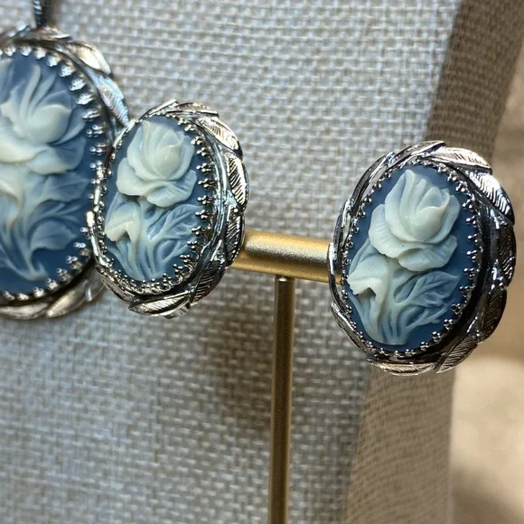 Whiting and Davis Faux Cameo Rose Brooch Necklace Bracelet & Earrings Mint 1960s - Picture 9 of 14